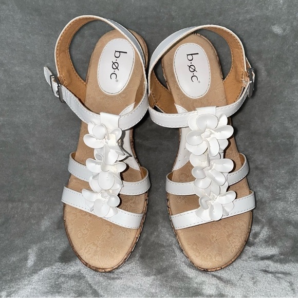 b.o.c Evita Strappy Wedge Sandal White with Buckle Closure Floral T-Strap Size 8 - Picture 3 of 12